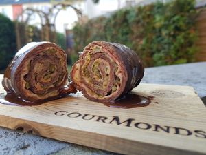 Halbierte Rinderroulade in Sauce