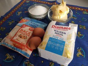 Zutaten für Plätzchen: Mehl, Zucker, Butter, Eier und Backpulver