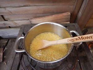 Zuckersirup mit Zitrone im Topf mit GourMonds-Holzlöffel