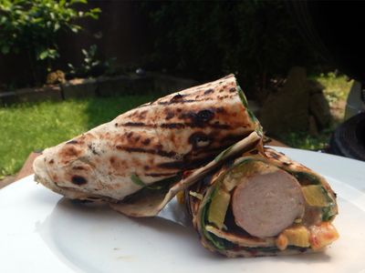 Schaumburger Rolle: Fladenbrot mit Bratwurst, Rucola und Ananas