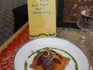 Showteller „Rum-Rogers Wurst-Überraschung“ mit Süßkartoffelpüree