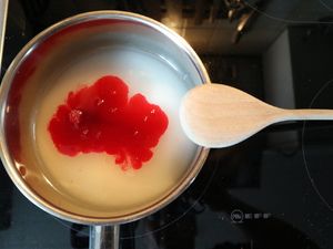 Lebensmittelfarbe wird in den Zuckersirup gegeben