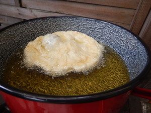 Lángos wird im Topf in heißem Fett ausgebacken