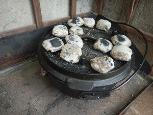 Dutch Oven mit Briketts auf dem Deckel