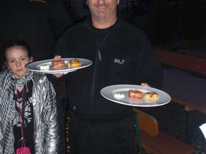 Zwei Teller mit angerichteten Portionen werden serviert