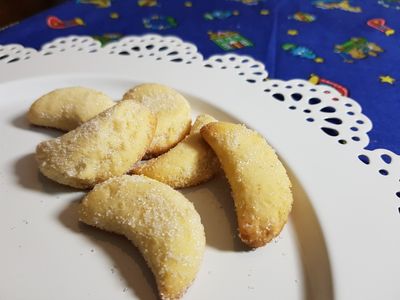 Vanillekipferl mit Puderzucker auf einem Teller