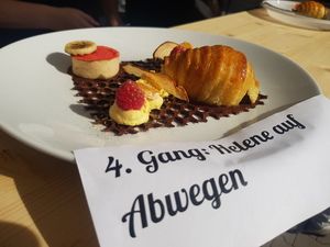 Menükarte vierter Gang „Helene auf Abwegen“ vor dem Dessert