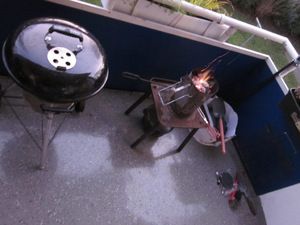 Kleiner Weber-Kugelgrill und Anzündkamin auf dem Balkon