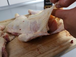 Die Haut wird vorsichtig vom Fleisch gelöst