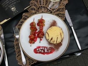 Tellerbild Dessert: Käsekuchen und zwei Spieße