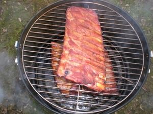 Rippchen auf dem Rost im Wassersmoker