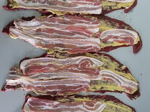 Rouladen mit Speckscheiben belegt