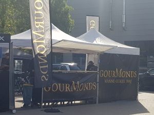 Unsere Pavillons mit GourMonds-Bannern auf dem Parkplatz