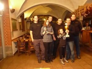 Team mit Pokalen bei der Siegerehrung in einem Gewölbesaal
