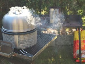 Rauchender Tischgrill im Garten