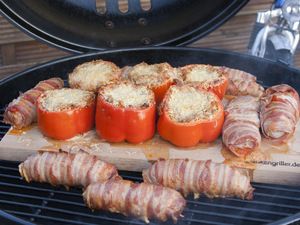 Gefüllte Paprika und Würstchen im Speckmantel auf dem Grill