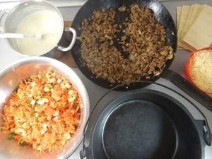 Hackfleischsauce, Gemüse und Béchamel zum Schichten bereit
