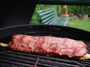 Spargelbombe im Speckmantel auf dem Grill