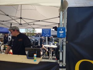 Teammitglied am Arbeitstisch unter dem Pavillon