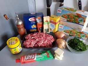 Zutaten: Hackfleisch, Nudeln, Tomatenmark, Zwiebeln, Kräuter und Gemüse