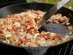 Speck und Zwiebeln in der Pfanne