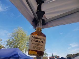 Flasche Maker’s Mark hängt am Pavillon