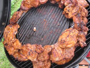 Marinierte Hähnchenteile im Kreis auf dem Grill