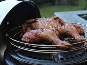 Platthuhn auf dem Rost im Tischgrill
