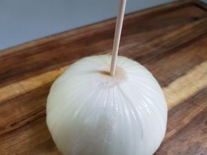 Zwiebel auf einem Holzspieß als Basis für den Gyros-Spieß