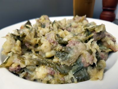 Wirsing durcheinander mit Kartoffeln und Hackfleisch auf einem Teller
