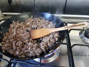 Hackfleisch wird im Wok mit GourMonds-Holzlöffel angebraten