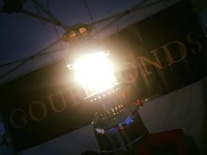 Laterne unter dem Pavillondach mit GourMonds-Schriftzug