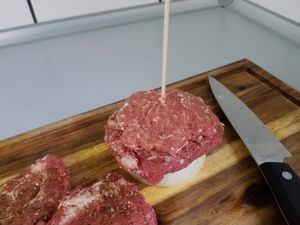 Hackfleisch-Schicht auf dem Spieß