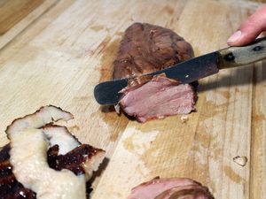 Die Entenbrust wird in dünne Scheiben geschnitten