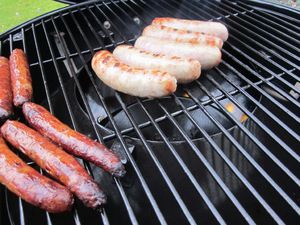 Verschiedene Würste auf dem Rost