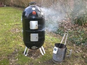 ProQ-Wassersmoker im Garten, daneben ein Anzündkamin
