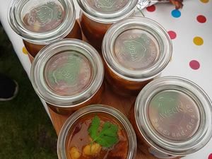Gläser mit Suppe oder Eintopf auf einem gepunkteten Tisch