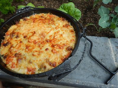 Lasagne mit überbackenem Käse im Dutch Oven
