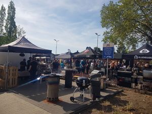 Pavillons und Smoker der Teams bei Sonnenschein