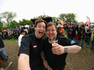 Zwei Teammitglieder beim Selfie mit Bier
