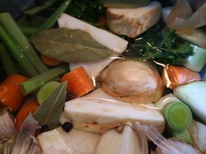 Suppengemüse: Sellerie, Möhren, Lauch, Zwiebeln und Lorbeer