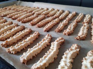 Gebackenes Spritzgebäck auf dem Blech