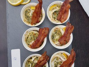 Förmchen mit Gemüse-Gratin und Speckstreifen auf Schiefer