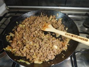 Hackfleisch mit Zwiebeln in der Pfanne