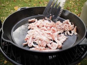 Speckstreifen in der Pfanne