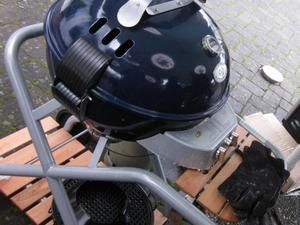 Outdoorchef-Kugelgrill auf der Terrasse