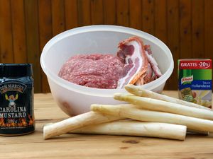 Zutaten: Hackfleisch, Speck, weißer Spargel, Senf-Rub und Sauce Hollandaise