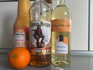 Zutaten für Glühwein: Orangensaft, Rum, Riesling und Orange