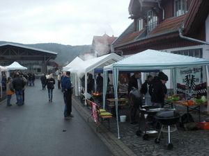 Reihe von Pavillons mit Grillteams in der Altstadt bei grauem Wetter