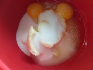 Eier, Zucker und Butter in einer Schüssel